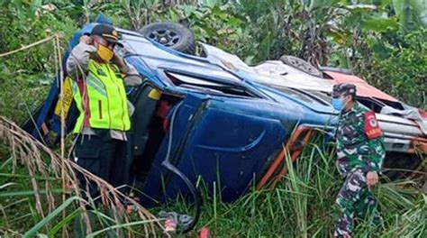 Mobil Elf Sukabumi Surade Terjun Ke Jurang Satu Tewas 7 Luka Luka