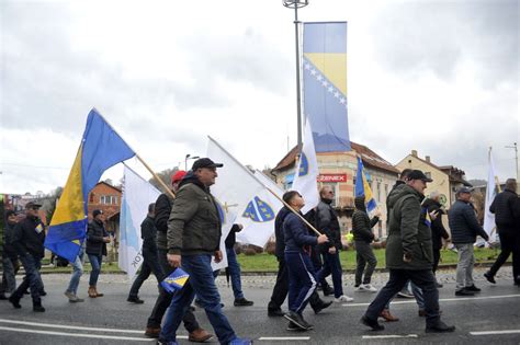 U Tuzli Povodom Dana Dr Avnosti Bih Uprili En Sve Ani Defile Foto