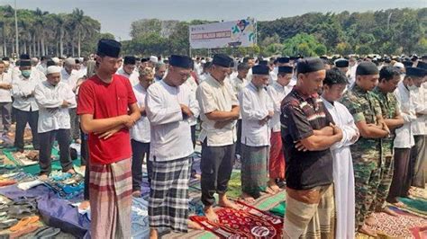 Warga Lumajang Bersama Pj Bupati Indah Wahyuni Tunaikan Salat Istisqa