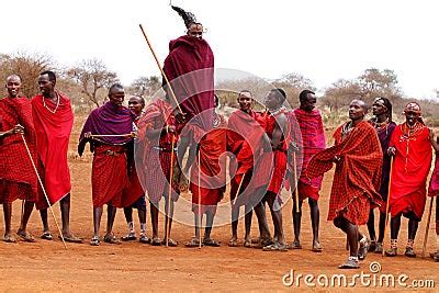 Baile De Los Guerreros Del Masai Foto De Archivo Editorial Imagen