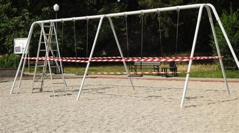 Warszawa Park Żeromskiego Huśtawki i trampolina wygrodzone taśmą