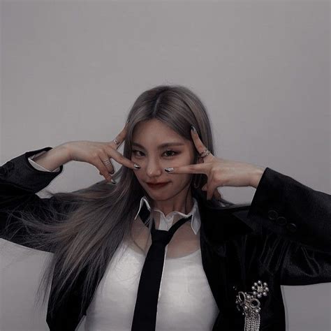 𝐈𝐓𝐙𝐘 𝐈𝐂𝐎𝐍𝐒 ꒱ 𝐂𝐑𝐄𝐃𝐈𝐓 ↳ 𝐝𝐞𝐚𝐫𝐛𝐚𝐧𝐠𝐭𝐯𝐧 ☀︎︎ ↲ Itzy Celebrities Girl