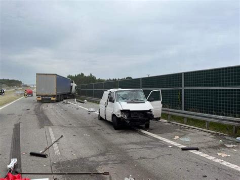 Śmiertelny wpadek na S7 Kierowca busa zderzył się z ciężarówką Auto