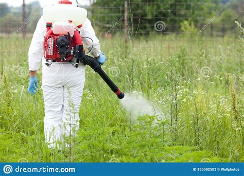 Hombre En Herbicida De Rociadura Del Workwear Protector En Ragweed