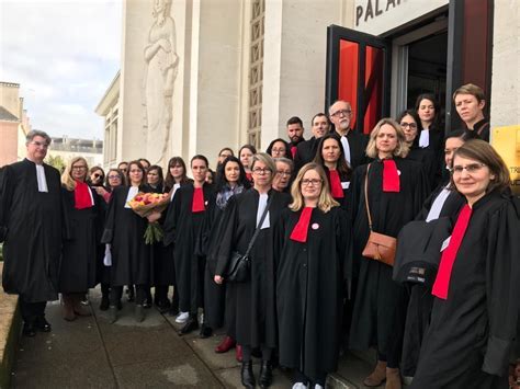 A Saint Nazaire les avocats en grève offrent des roses au tribunal