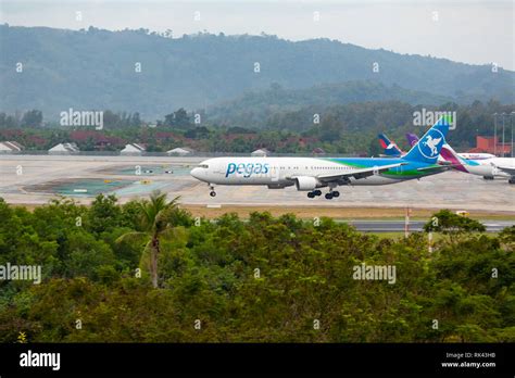 Boeing 767 landing hi-res stock photography and images - Alamy