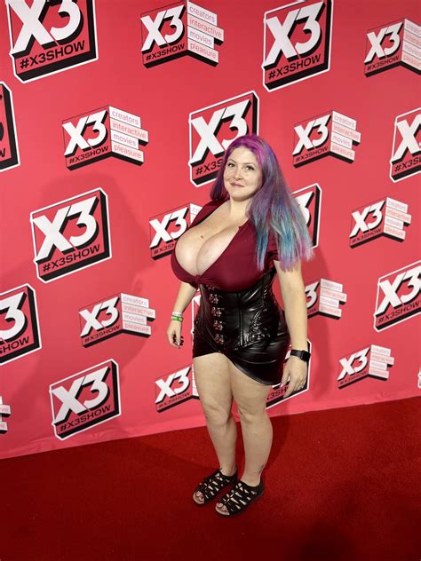 Maybe slightly bigger. 😅 : r/biggerthanherhead