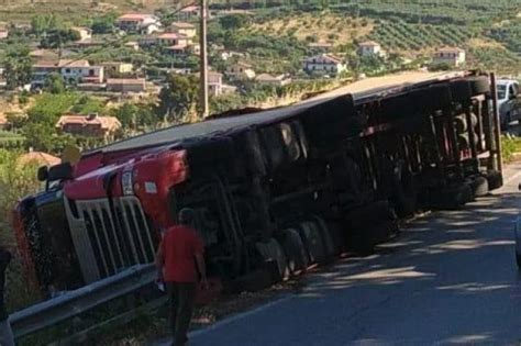 Si Ribalta Un Camion Su Via Del Mare A Castellabate Ferito L Autista