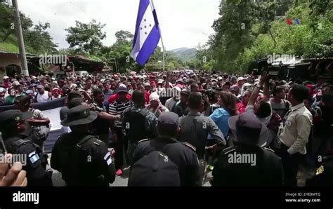 Salvadoreños en la caravana de migrantes rumbo a Estados Unidos Stock