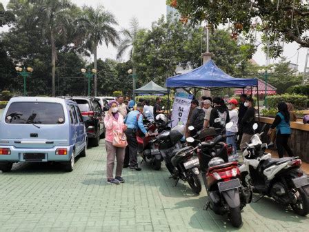 Kendaraan Terjaring Razia Uji Emisi Di Blok M