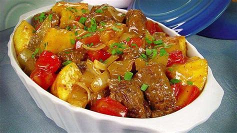 Carne de panela mandioca e tomate para um almoço rápido