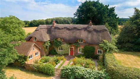 A fairytale cottage comes up for sale in Berkshire with quaint gardens ...