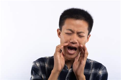 Retrato Aproximado Do Rosto De Um Jovem Bonito Expressando Espanto E