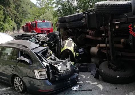 Camion Si Ribalta Sulle Auto A Ghirla Varesenews Foto