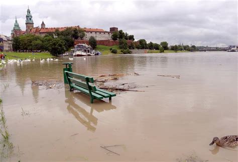 Serbia Y Bosnia Europa Bajo El Agua Con Al Menos 15 Muertos Y Miles