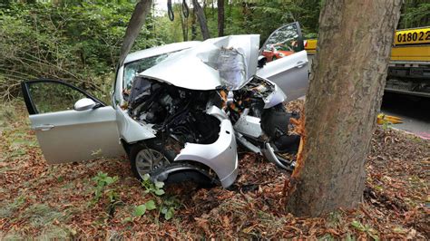 BMW Prallt Gegen Baum Fahrer Schwer Verletzt Radio Dresden