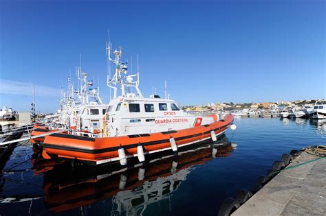 Naufragio A Lampedusa Barchino Con Migranti Si Ribalta Recuperati