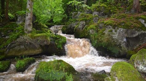 Les Cascades De Chiloza Sencha Nent Le Long De La Couze Pavin Sur La