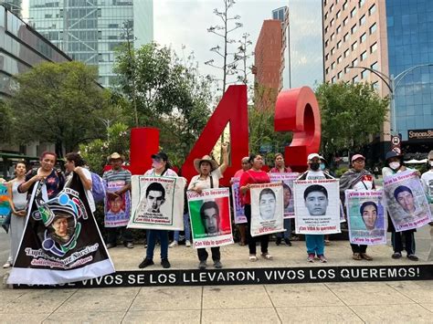 La Jornada Normalistas y familiares realizan Acción Global por Ayotzinapa