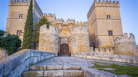 Un Pueblo Con Vestigios De La Edad Media Y Uno De Los Castillos Mejor