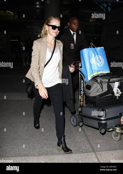 Con Pantalones Holgados Y Una Blazer Bronceada La Actriz Naomi Watts