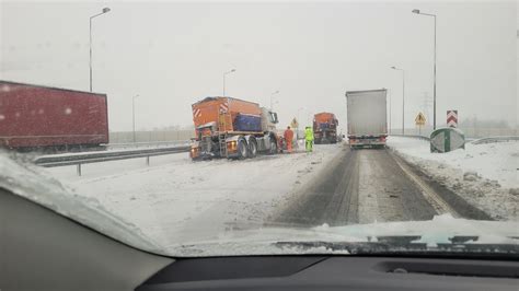 Trudne warunki na drogach Piaskarka wypadła z drogi KRKnews