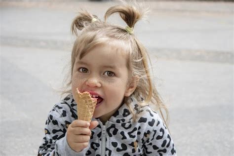 Portrait De Rue D Une Petite Fille Mangeant De La Glace Rouge Dans Un