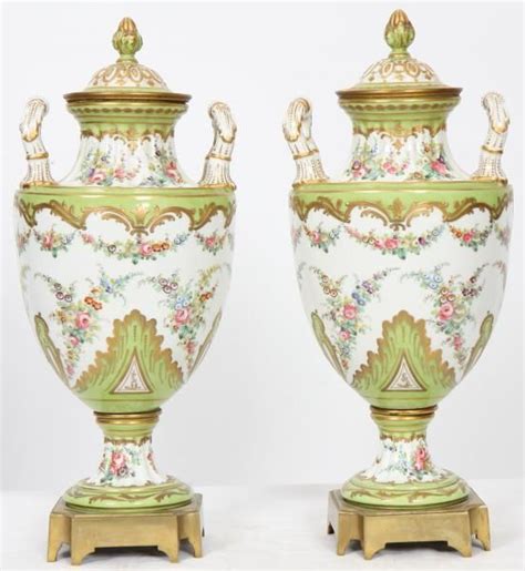 Tres Jolie Paire De Vases En Porcelaine De Forme Balustre En Porcelaine