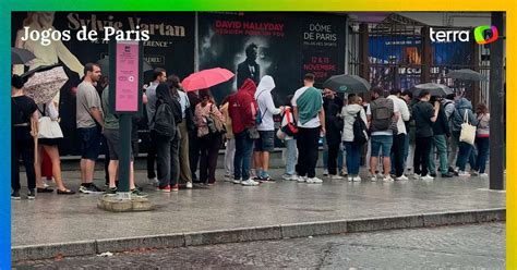 Público enfrenta fila sob chuva para acessar local de competições da