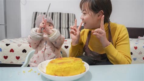 糖宝2岁生日，不能出门在家做蛋糕，简单但幸福，孩子吃得很开心凤凰网视频凤凰网