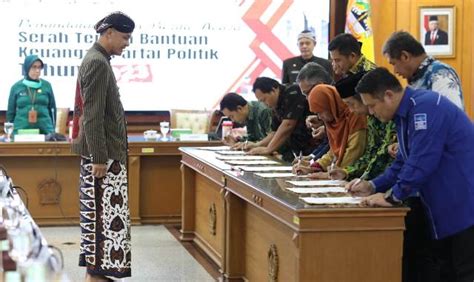 Ganjar Serahkan Bantuan Keuangan Dari Pemprov Jateng Kepada Parpol