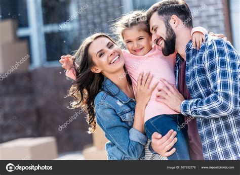 Familia Joven Fotografía De Stock © Arturverkhovetskiy 167932378