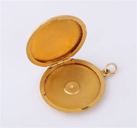 American Engraved Gold Locket – James Robinson Inc.