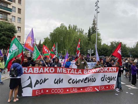 Miles de trabajadores del metal y Mercedes salen a la huelga en Álava