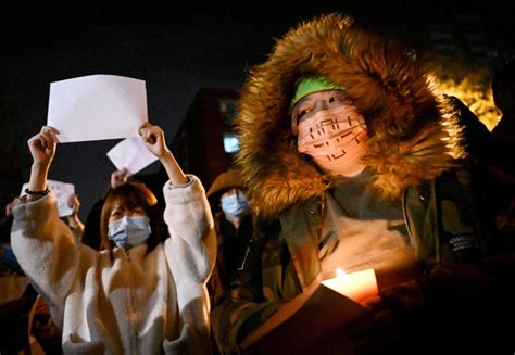 Proteste in Cina anti lockdown Covid perché sventolano fogli bianchi