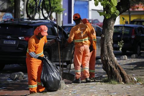 Garis recolhem 90 toneladas de lixo eleitoral em Belo Horizonte número