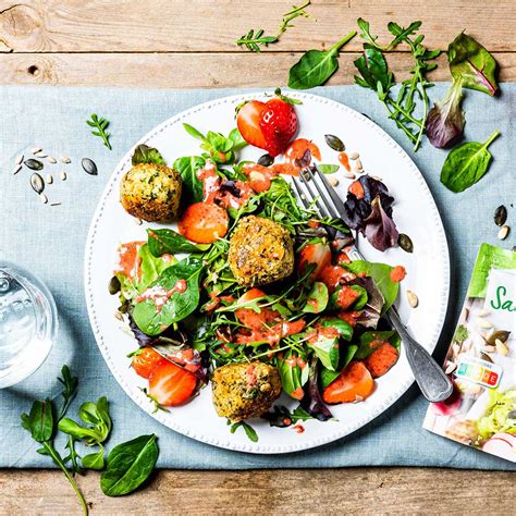 Wildkräuter Salat mit Quinoa Feta Bällchen und Erdbeer Vinaigrette