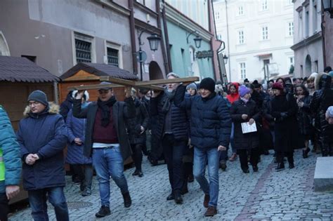 Ulicami Starego Miasta W Lublinie Przesz A Droga Krzy Owa W Intencji