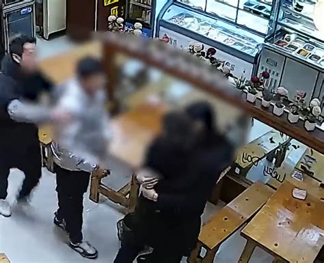 男子进店要钱嫌给的少，骚扰并欲殴打女顾客，老板：顾客给了1元，他想要10元，就要求她扫码腾讯新闻