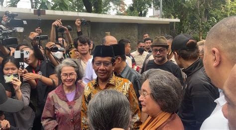 Mahfud Ziarah Ke Makam Bung Hatta Didampingi Ketiga Anak Sang