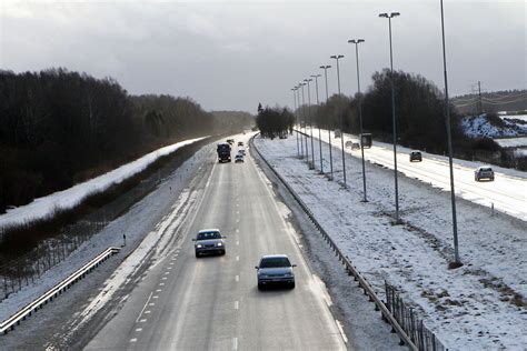 Kelininkai perspėja eismo sąlygas sunkina plikledis ir rūkas