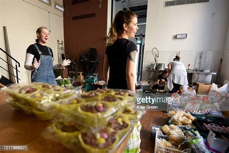 Volunteers from the Islington Covid-19 Mutual Aid group preparing ...