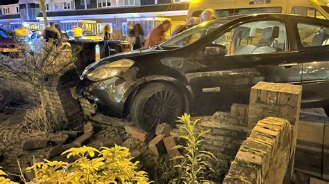 Auto In Voortuin Door Botsing Den Helder Noordkop Centraal