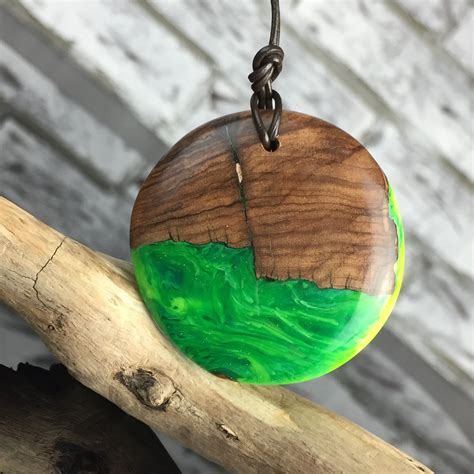 Wood Resin Necklace Blacklight Holz Harz Halskette Fluoreszierend