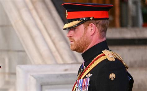 Por qué Harry no usó su uniforme militar en funeral de la Reina Isabel