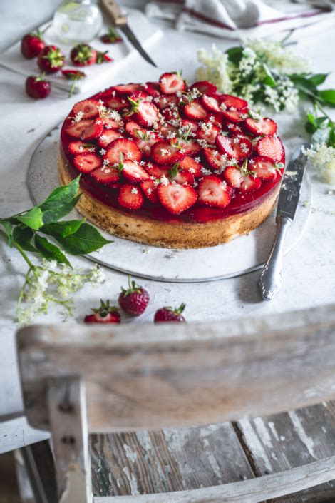 Mega cremiger Erdbeer Holunder Käsekuchen mit Keksboden