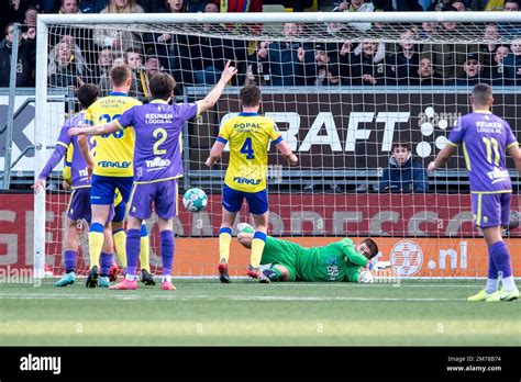 LEEUWARDEN R FC Volendam Torwart Filip Stankovic Verhindert L