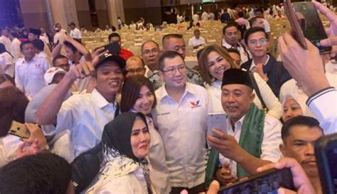 Momen Hary Tanoe Semringah Layani Permintaan Swafoto Kader Partai