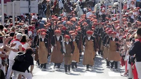 Los alardes mixto que cumple 20 años y tradicional de Irun desfilan