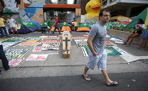 Muro Da Vergonha 17 06 2018 Poder Fotografia Folha De S Paulo